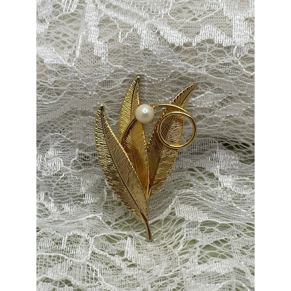 Vintage 3 Leaf Faux Pearl Gold Tone Fashion Brooch